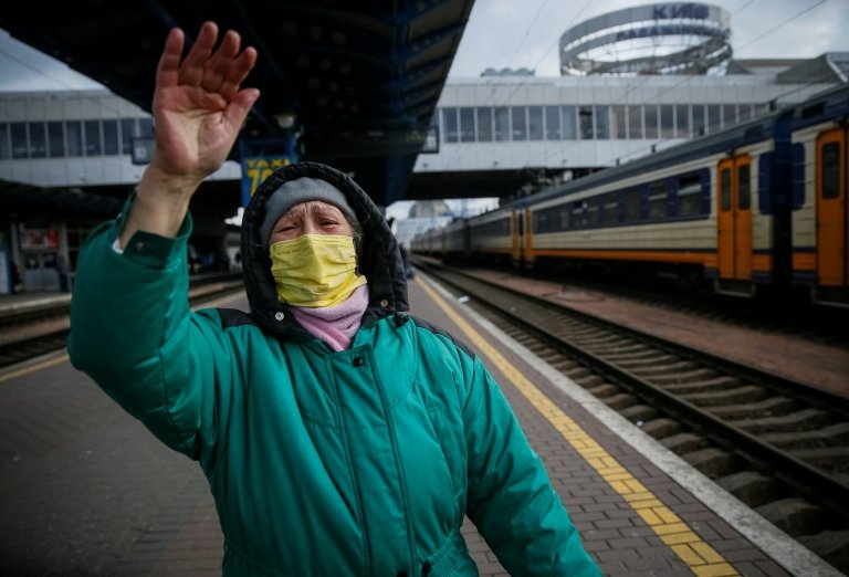 Ukraynalı yaşlı bir kadın, Kiev tren istasyonundan kalkan trenle Lviv'e giden ailesinin arkasından el sallıyor.