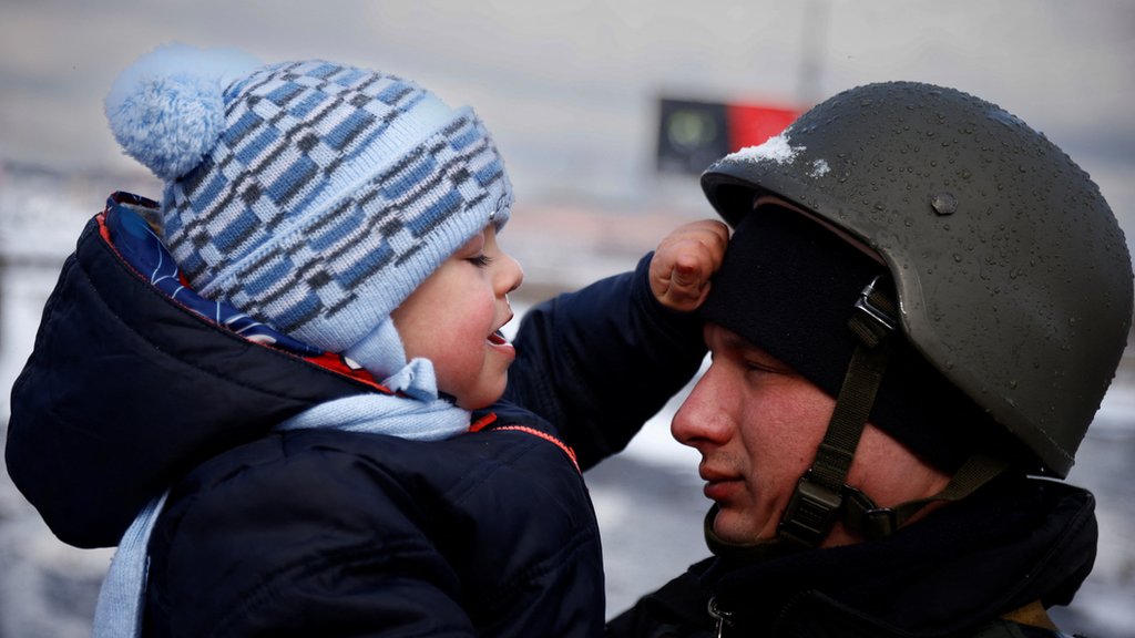 Rus saldırılarının sürdürüğü Kiev yakınlarındaki İrpin şehrinde bir polis, oğluna ve ailesine veda ediyor.