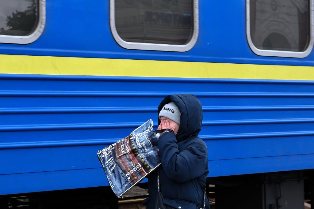 Donetsk'teki Kramatorsk tren istasyonunda bir kadın