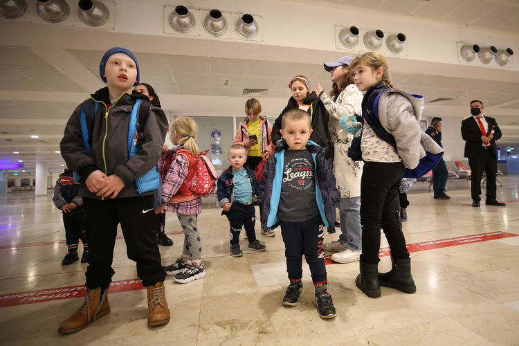 Ukrayna'daki yetimhanelerden tahliye edilen 185 çocuk ve bakım çalışanı Antalya'ya ulaştı