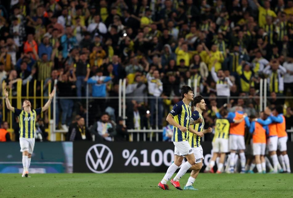 ŞANSAL BÜYÜKA: Fenerbahçe’nin çok iyi maçlarından biri değildi... Ama çok iyi bir sonuç aldı... Galatasaray‘ın en kötü maçlarından biri değildi... Ama Kadıköy’den çıkacak oyunu da oynamadı... Aslında hafif bir dokunuşta futbolcuların üçer-beşer takla attığı bir maç izledik... Derbi büyüklüğünün gerisinde kalan, sonucuyla Fenerbahçelileri süper mutlu eden, Galatasaray adına “son teselli”nin de hayal olduğu bir maç seyrettik... Ne olursa olsun, sezon boyunca yerden yere vurulan Fenerbahçe‘yi ayağa kaldıran ve futboluyla, sonuçlarıyla belirli bir ivme kazandıran teknik direktör İsmail Kartal‘ın en azından bir alkışı hak ettiğini düşünüyorum... (MİLLİYET)