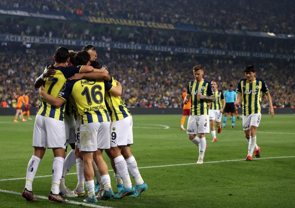 GÜRCAN BİLGİÇ: Bir alev gibi rakibini yakarak, seyircilerini heyecanlandırarak çıktığı yola devam ediyor Fenerbahçe. Derbinin kendi heyecanı içinde, inandıkları takım için stada gelenlere de bir an bile "acaba?" dedirtmeden oynadılar 90 dakikayı. Büyük maçların, büyük oyuncuları olur. Fenerbahçe'nin ilk golünün hazırlayıcısı, ikincisindeki pasın ismi Mert Hakan'dı. İrfan Can, artık klasik hale gelen sağ kanat organizasyonlarında yine dikkatleri üzerine çeken isim oldu. Anka Kuşu gibi küllerinden doğuyor Fenerbahçe. Taraftarıyla sarıldı, oyun gücü ile tehdit eden oldu, performansları ile takdir toplayıp, bu kötü sezonda mutluluk formülü icat ettiler. Sezonun elbette şampiyonu olacak, ama "ligin ağabeyi"ni bu derbi belirler. Fenerbahçe tekrar koltuğunda… (FOTOMAÇ)
