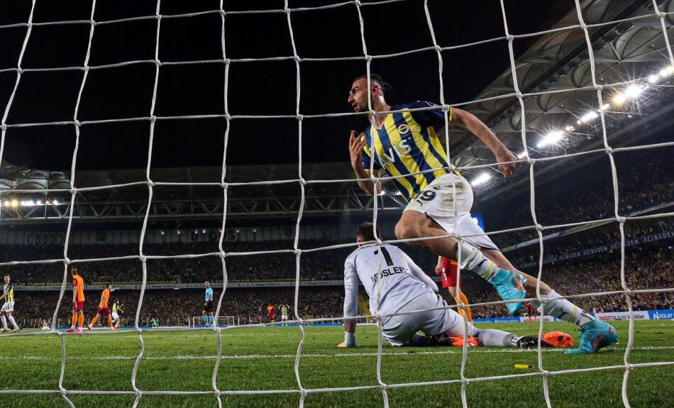 ATTİLA GÖKÇE: Fenerbahçe, istim üzerinde karşıladı Galatasaray’ı... Maçın başından sonuna kadar ev sahipliğinin yanı sıra oyunun sahipliğini de gösterdi. İki golün atılışında da takımca hazırlık ve çalışmanın ürününü aldılar. İlk golde Samuel Zajc’a, ikincisinde İrfan Can’ın havalandırıp gönderdiği topu kafayla çeviren Mert Hakan, Serdar Dursun’un kafa vuruşuna ve gole harika bir asist yapıyordu. Şunu da hesaba katmalıyız… Fenerbahçe gözle görünür biçimde kucağına kadar gelen lig ikinciliği fırsatıyla fazladan motivasyon sağladı. İsmail Kartal’ın 7 maçta sağladığı üstün başarı (6 G 1 B) sekizinci maçta 7 galibiyetle taçlandı. Şimdi ligin ikinci sırasında onlar var. Fenerbahçe sezonu kendine yakışır biçimde kapatmak için büyük sıçrama yaptı. Hem İsmail Kartal, hem de Sarı Kanarya birlikte yükseldiler. Alkışlamazsak olmaz. Aferin onlara! (MİLLİYET)