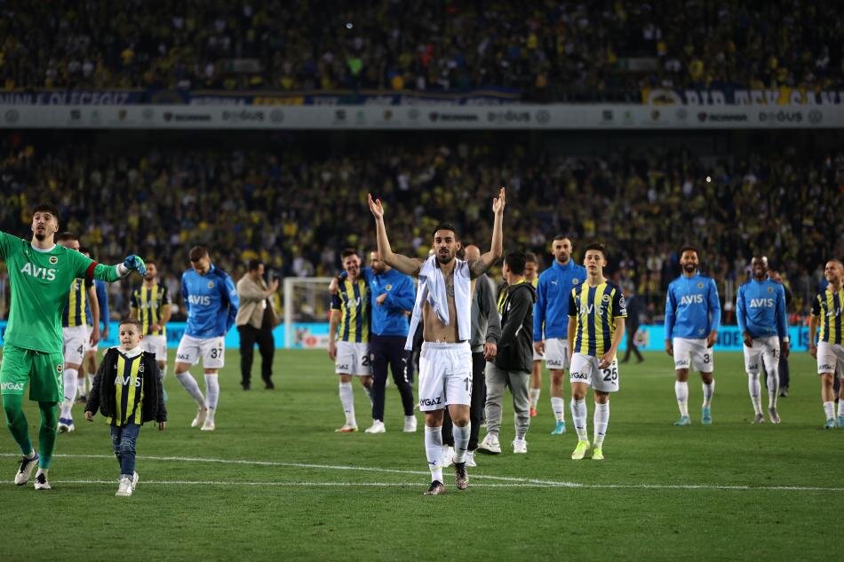 METİN TEKİN: Fenerbahçe çok mu mükemmel oynadı? Hayır. Ama hiç gol pozisyonu vermedi Galatasaray'a iki gol bulunca net bir galibiyet geldi. Fenerbahçe için önemliydi. Başlangıçta ikincilikten de çok uzak kalan bir takım vardı ama zamanla performansları yukarı çıktı. Ve ikincilik hedefine de ulaşan bir Fenerbahçe vardı. Çok görkemli, çok gösterişli bir oyun değildi ama gerçekçi bir oyunla 2-0 kazandı."