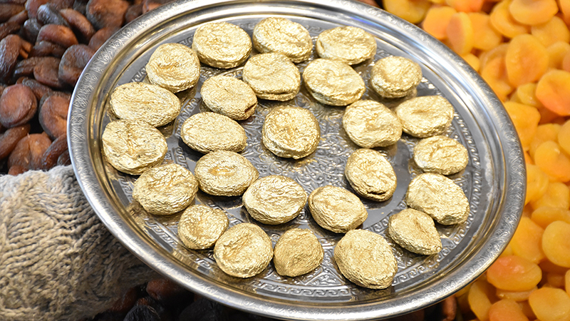 Yenilebilir altın kapladığı kayısının kilosunu 10 bin liradan satıyor!