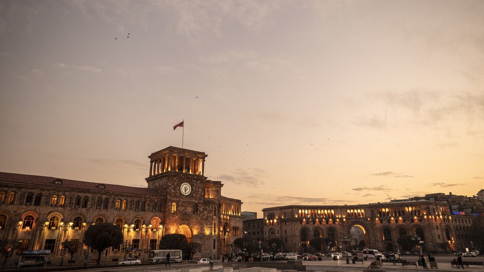 Erivan’ın merkezinde, Cumhuriyet Meydanı bulunuyor. Geniş bir alana yayılan meydanın çevresindeki yapılar arasında Ermenistan Tarih Müzesi de yer alıyor.