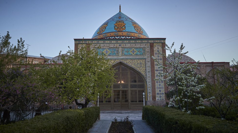 
                    Şehir merkezinde bulunan tarihi Mavi Cami, Ermenistan’daki faal tek cami. Bu Şii camii, özellikle renkli çinileriyle dikkat çekiyor. Caminin yerleşkesinde İran Kültür Merkezi’nin de bir yeri bulunuyor. Ermenistan ve güney komşusu İran iyi ilişkilere sahip.
                