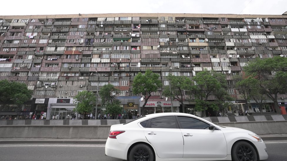 Erivan’ın dört bir yanında, Sovyetler Birliği döneminden kalma yüksek katlı apartman blokları bulunuyor.