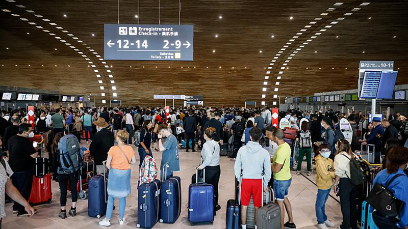 Paris'te Charles de Gaulle Havaalanı çalışanları greve gitti, uçuşların yüzde 10'u iptal edildi 
