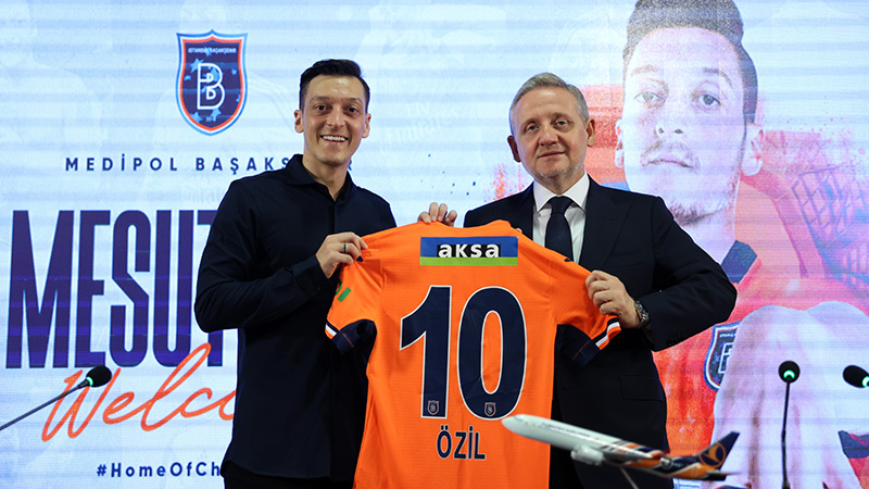 Mesut Özil, Başakşehir'e imzayı attı: Hedefim sadece huzurlu olmak ve futbol oynamak