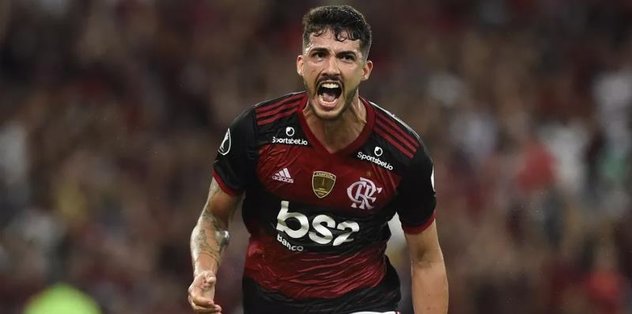 Kim Min-Jae'nin ayrılığı ve Serdar Aziz'in beklenmedik sakatlığı sonrası stoper transferinde gaza basan Fenerbahçe, Flamengo'da forma giyen Gustavo Henrique ile anlaşmıştı. Henrique'nin evrak işlerinin çözülmesinin ardından 29 yaşındaki oyuncunun birkaç gün içerisinde İstanbul'a gelmesi bekleniyor. Ancak Fanatik’in haberine göre, teknik direktör Jorge Jesus, savunma hattına bir isim daha almak istiyor.