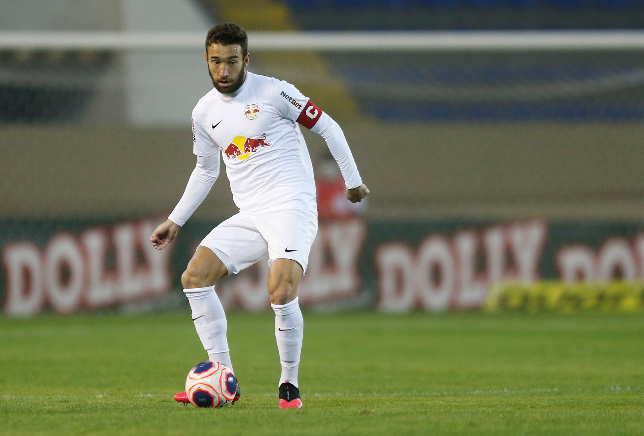 Brezilya ekibi RB Bragantino'da oynayan Leo Ortiz için menajerliğini yapan ailesiyle daha önce temasa geçildi. 26 yaşındaki oyuncu ile yapılan görüşmeler olumlu yönde. Ancak 2026'ya kadar sözleşmesi bulunan tecrübeli savunmacının kulübü Bragantino, bonservis bedeli olarak yaklaşık 7.5 milyon Euro istiyor. Bu rakamı çok bulan Fenerbahçe, karşı taraftan indirim bekliyor.