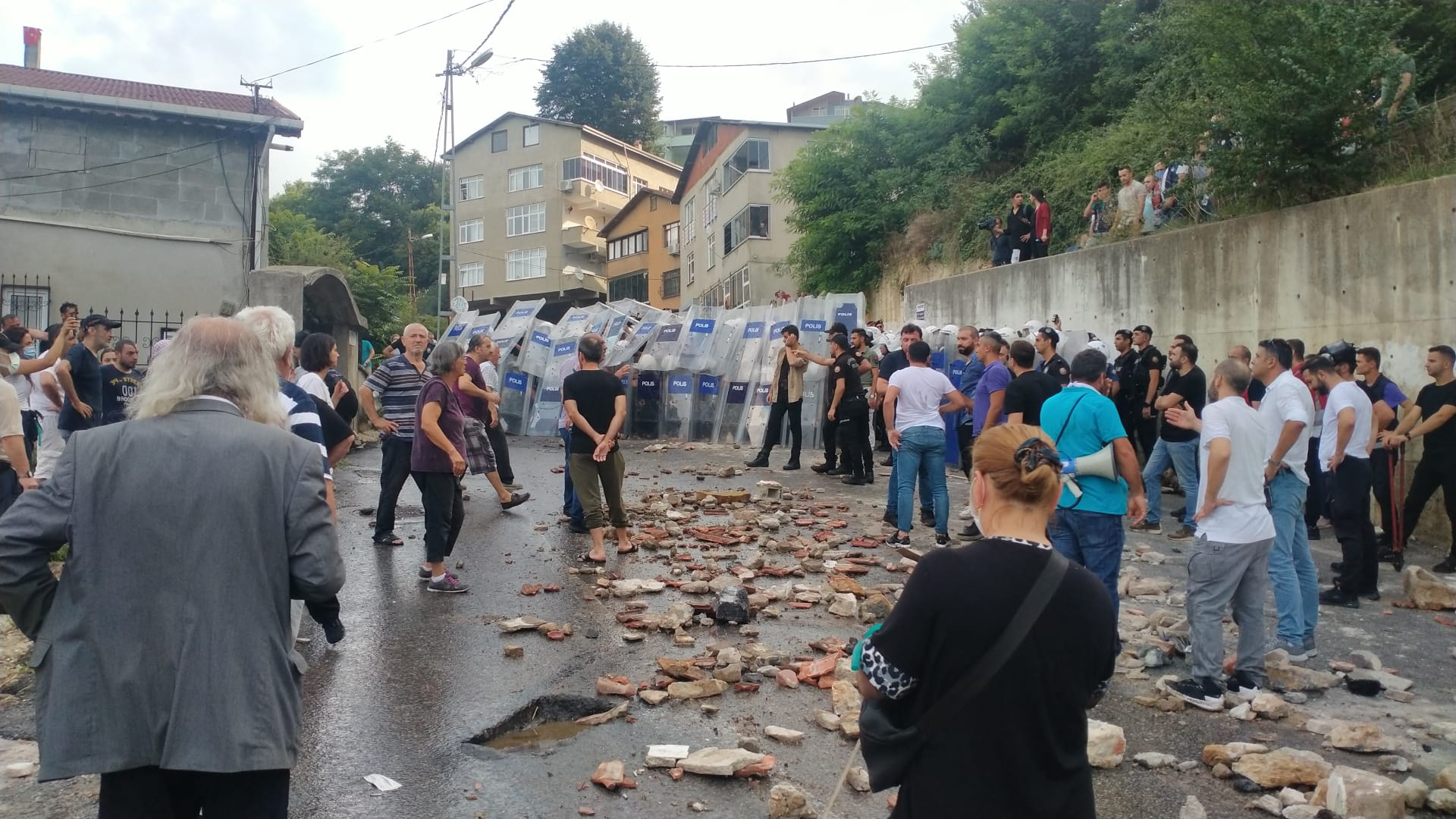 Beykoz Tokatköy'e kentsel dönüşüm gerginliği: Belediye ekipleri tahliyeye geldi, halk barikat kurdu