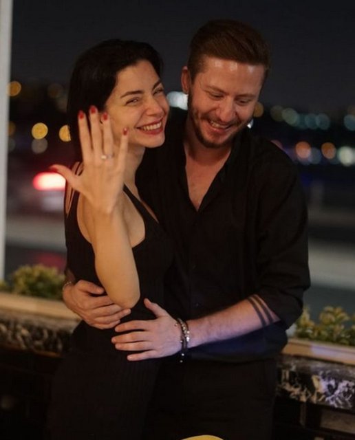 Oyuncu Merve Boluğur, müzisyen sevgilisi Mert Aydın'ın evlilik teklifine 'evet' yanıtını verdi.