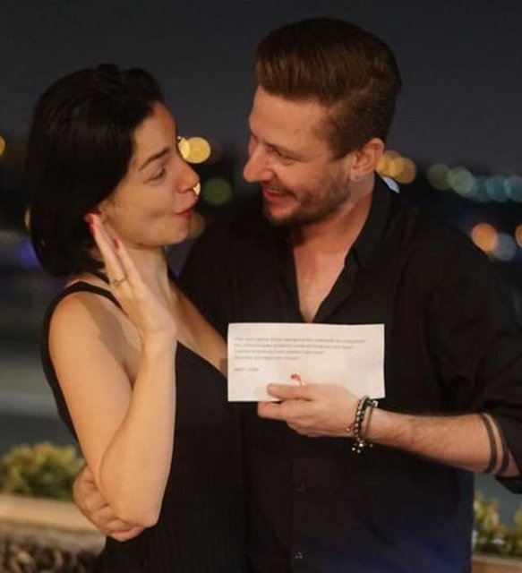  Ünlü oyuncu paylaşımına, "I said yes (evet dedim) kocam" notunu düştü.