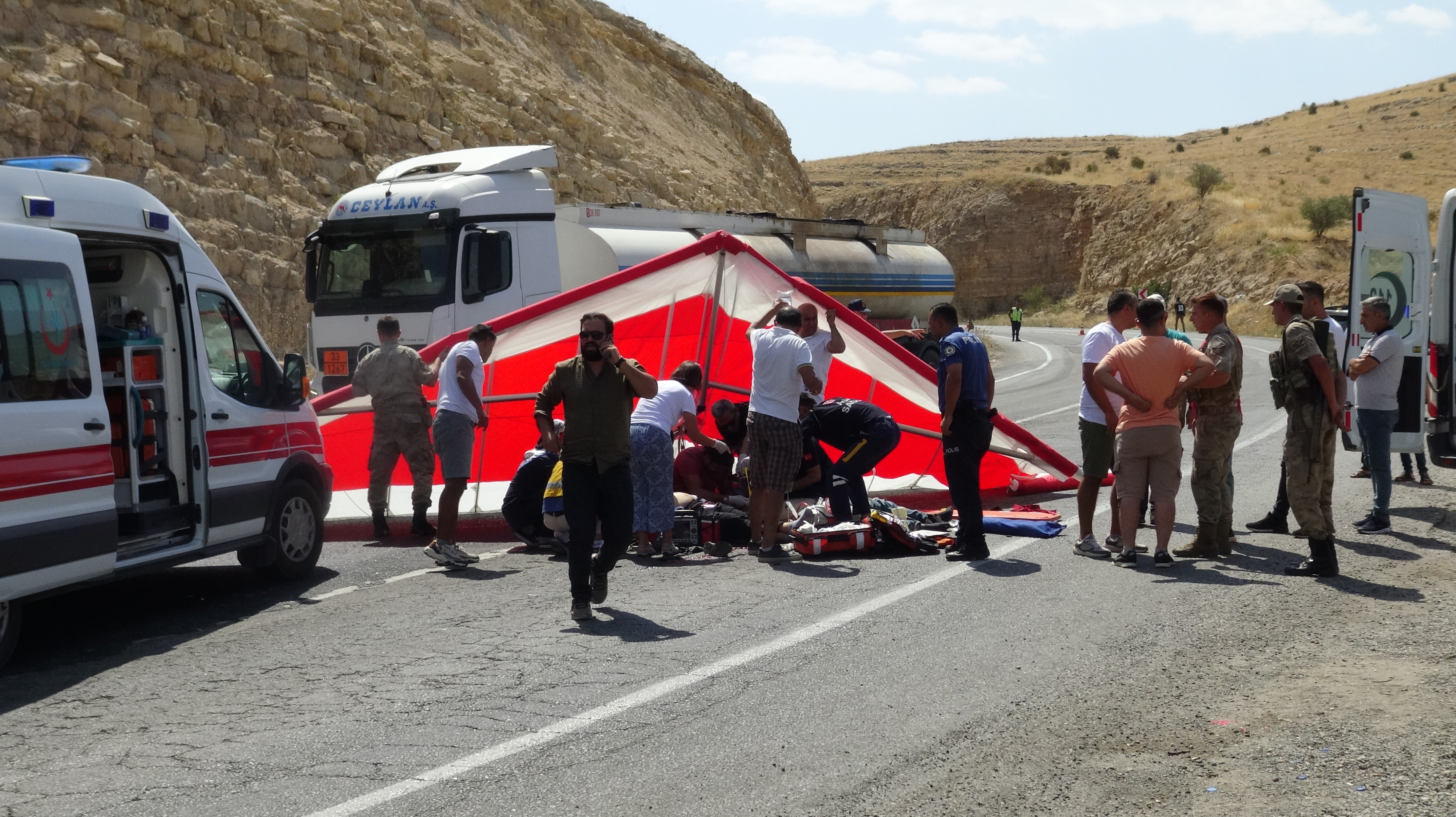 Gercüş’te 2 yamaç paraşütçüsü yere çakıldı