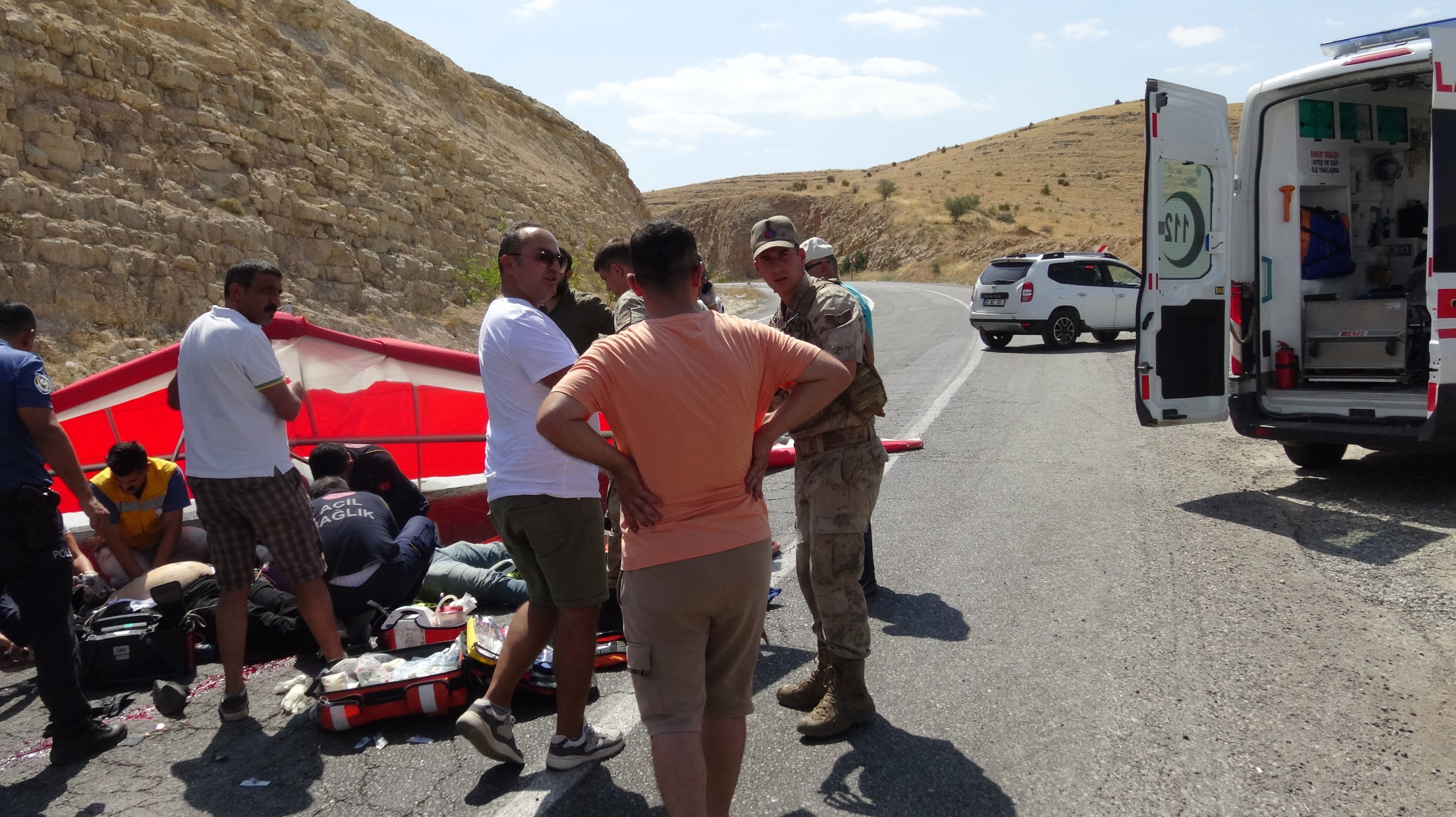 Batman'ın Gercüş ilçesinde yamaç paraşütü yaparken yere çakılan 2 kişi ağır yaralandı. Karayolu ortasına çakılan paraşütçülerin hayati tehlikelerinin olduğu bildirildi.