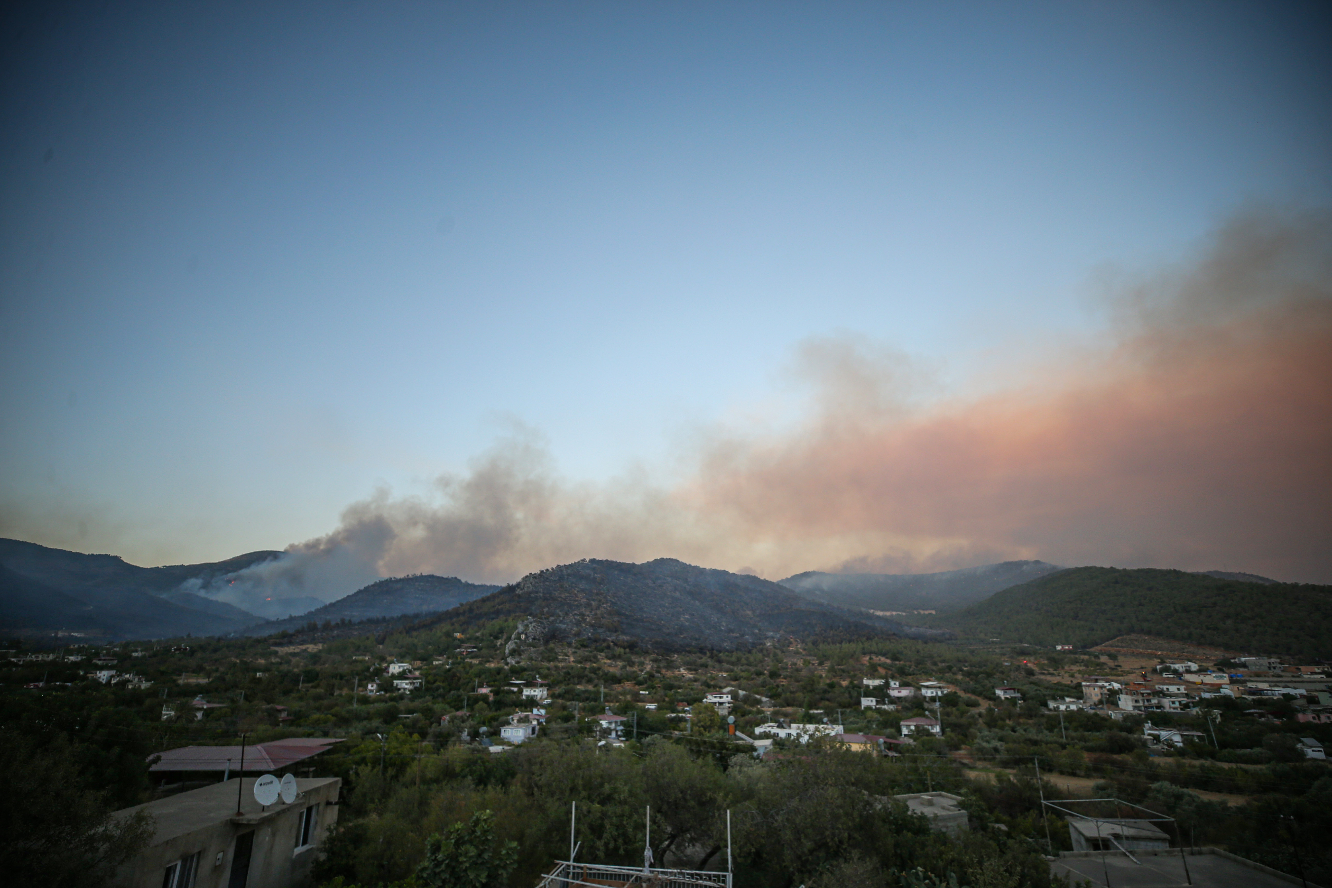 Gülnar'da orman yangını büyüyor: 110 ev boşaltıldı