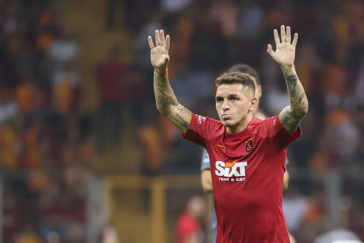 Galatasaray, İngiltere Premier Lig temsilcisi Arsenal'den kadrosuna kattığı Uruguaylı futbolcu Lucas Torreira için 6 milyona avro bonservis bedeli ödeyecek. Sarı-kırmızılı kulüple 4 yıllık sözleşmeye imza atan 26 yaşındaki orta saha oyuncusu, sezon başına net 2 milyon 750 bin avro kazanacak.