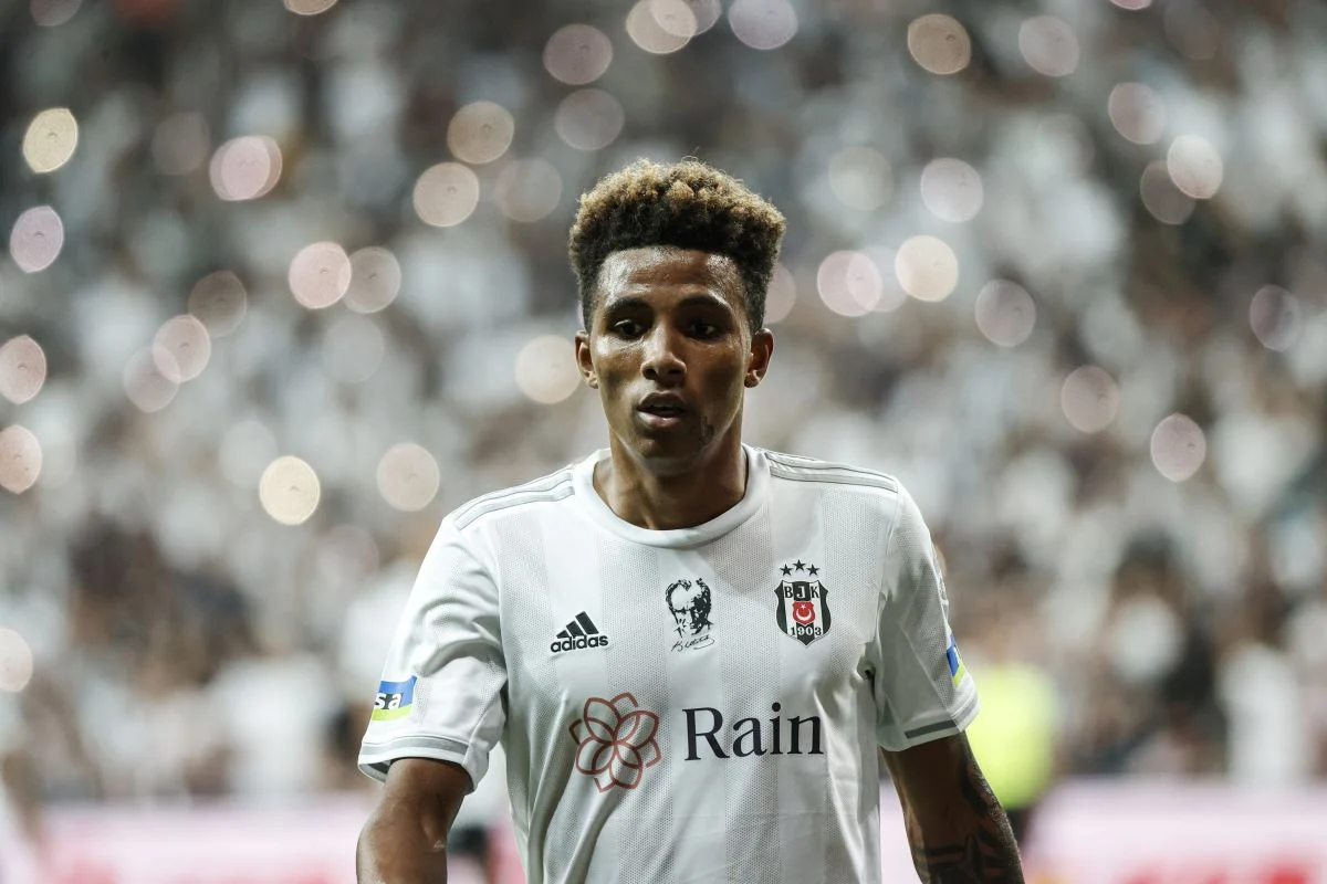 Beşiktaş ise geride kalan sezonun devre arasında Benfica ile transferi için anlaştığı ancak sözleşmesi 1 Temmuz'dan itibaren devreye giren Gedson Fernandes için Portekiz Kulübüne 6 milyon avro bonservis ödemesi yapacak.