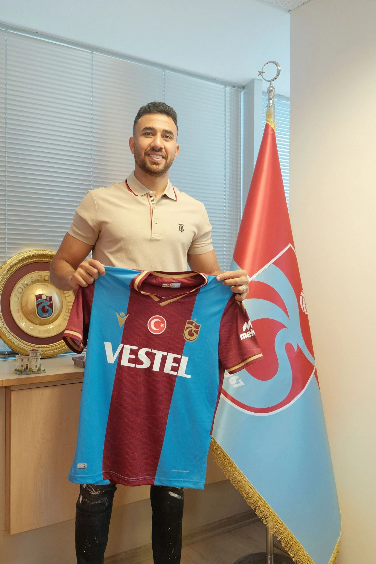 Süper Lig'in son şampiyonu Trabzonspor, yeni sezon öncesi en pahalı transferini Mısırlı futbolcu Trezeguet'yi renklerine bağlayarak gerçekleştirdi.