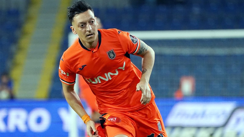 Başakşehir  Gelenler: Mesut Özil (Fenerbahçe), Lucas Biglia (Fatih Karagümrük), Mounir Chouiar (Yeni Malatyaspor), Patryk Szysz (Zaglebie Lubin), Philippe Keny (Bandırmaspor), Bertrand Traore (Aston Villa-kiralık), Ahmed Touba (RKC Waalwijk), Eren Karaağaç (Lorient), Francis Nzaba (Racing Club Olympic) 