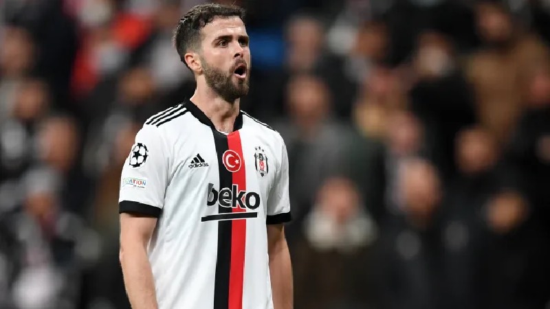 Gidenler: Emirhan İlkhan (Torino), Rıdvan Yılmaz (Rangers), Serdar Saatçı (Braga), Cyle Larin (Club Brugge/Sözleşme sonu), Güven Yalçın (Genoa/Sözleşme sonu), Alex Teixeira (Vasco da Gama/Sözleşme fesih), Domagoj Vida (AEK/Sözleşme sonu), Kenan Karaman (Schalke 04), Jeremain Lens (Versailles/Sözleşme sonu), Kartal Kayra Yılmaz (Ümraniyespor/Kiralık), Adem Ljajic (Sözleşme sonu), Oğuzhan Özyakup (Sözleşme sonu/Fortuna Sittard), Gökhan Töre (Sözleşme sonu/Adana Demirspor), Fabrice Nsakala (Sözleşme sonu), Mehmet Topal (Sözleşme sonu/Futbolu bıraktı), Douglas (Sözleşme sonu), Michy Batshuayi (Kiralıktan döndü/Chelsea), Miralem Pjanic (Kiralıktan döndü/Barcelona), Can Bozdoğan (Kiralıktan döndü/Schalke 04), Ajdin Hasic (Göztepe-kiralık), Emirhan Delibaş (Göztepe-kiralık) 