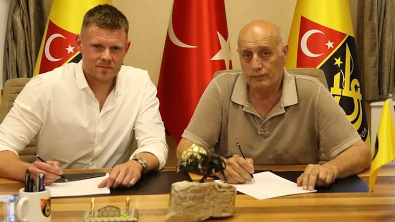İstanbulspor  Gelenler: David Jensen (New York RB), Sidrit Guri (Shkendija), Raymond Owusu (Zorya Luhansk), Adi Mehremic (Wisla Krakow), Patrick Ebert (AO Kavala), Denis Kovacevic (Zeleznicar), Vefa Temel (Bursaspor), Enver Sarıalioğlu (Trabzonspor 19 Yaş Altı) 