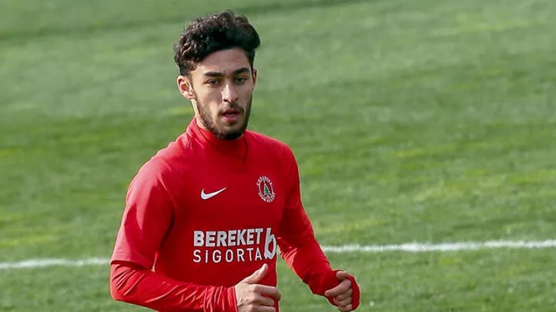Ümraniyespor  Gelenler: Ermir Lenjani (Grashoppers), Geraldo (MKE Ankaragücü), Allyson (Bandırmaspor), Serkan Kırıntılı (Corendon Alanyaspor), Valentin Gheorghe (Steaua Bükreş-kiralık), Mert Yılmaz (Antalyaspor), Isaac Sackey (Atakaş Hatayspor), Umut Nayir (Eyüpspor), Kartal Kayra Yılmaz (Beşiktaş-kiralık), Metehan Mimaroğlu (Eyüpspor-kiralık), Onur Atasayar (Bursaspor), Nika Gagnidze (Dila Gori-kiralık), Adel Bettaieb (F91 Dudalenge), Durel Avounou (Le Mans), Strahil Popov (Eyüpspor) 