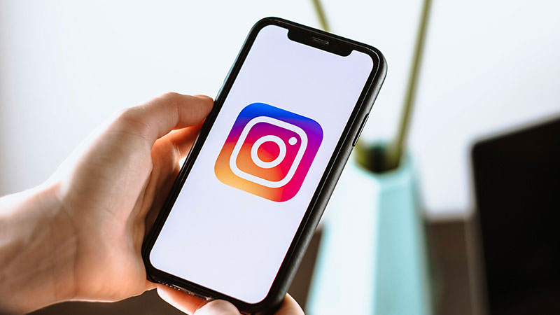 Şu anda Instagram'da başka bir kullanıcının gönderisini yeniden paylaşmanın doğrudan bir yolu yok, ancak gönderileri yeniden paylaşmak isteyen kullanıcılar bunu yapmak için bazen üçüncü taraf uygulamaları kullanıyor.