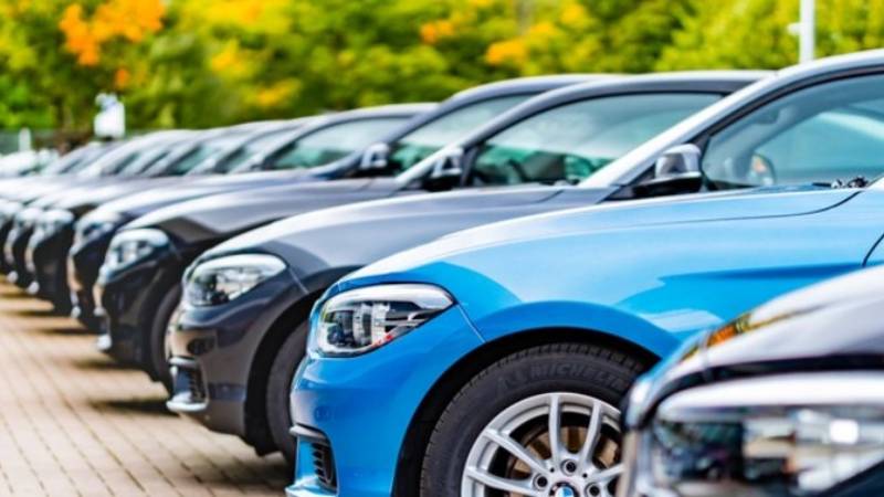 Ticaret Bakanı Mehmet Muş düzenlemeyle ilgili, “Bir bakıyorsunuz sıfır ikinci el araç ilanları var. Dolayısıyla yeni araç alınıyor ve üzerine daha büyük rakam konularak satılıyor. Otomobil fiyatlarında birbirini tetikleyen yükselme söz konusu" demişti. 