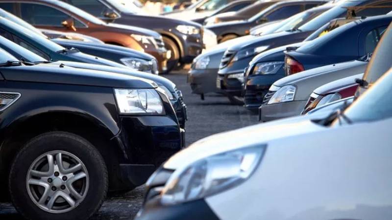 Araç piyasasının durgun olduğunu söyleyen galericiler ise sıfır araçları 6 bin kilometre kullanarak yasaya uygun şekilde satışa sunmaya başladı.