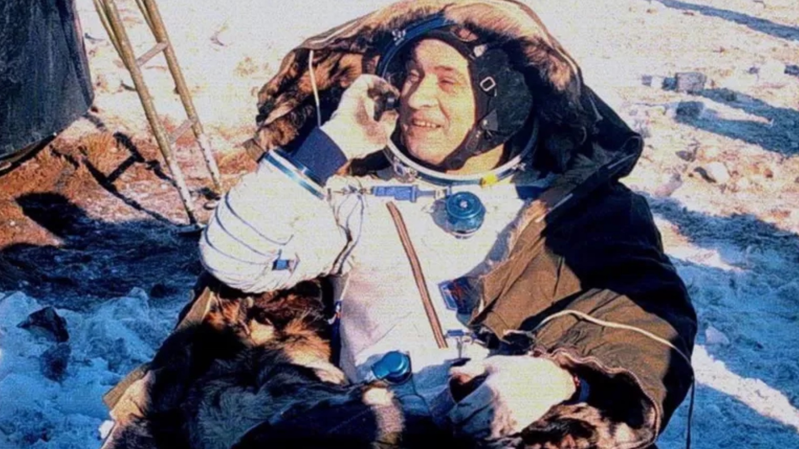 Кому космонавт поляков преподнес цветок редиса. Поляков космонавт.