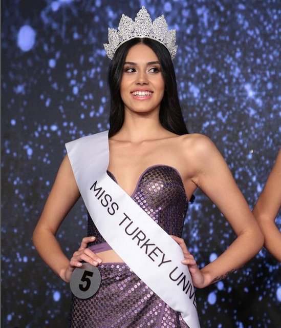 5 numara Aleyna Şirin Miss Universe seçildi. 21 yaşındaki Şirin, 1.76 boyunda ve Özyeğin Üniversitesi İç Mimarlık ve Çevre Tasarımı Bölümü 2. sınıf öğrencisi.