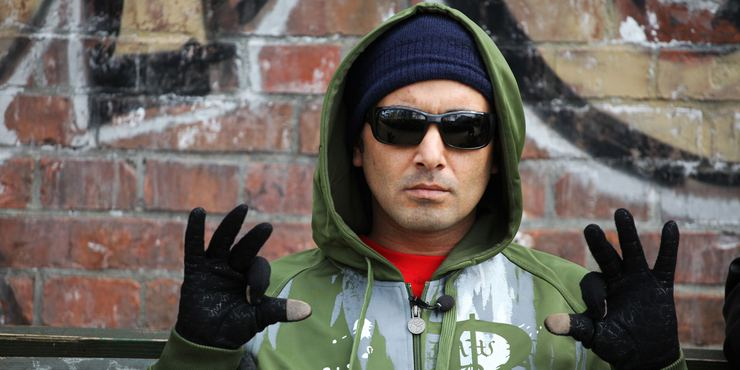 Kreuzberg'de yaşayan Killa Hakan, geçtiğimiz mart ayında yaptığı paylaşımda yaşadığı sağlık sorunlarından bahsetmişti: Selam arkadaşlar. Bayağı bir zamandır yoktum. Ameliyat oldum, iyileşmeye çalışıyorum. Sağlıgım yerine gelsin güzel şeyler yapacağım inşallah. Şimdilik kendimle uğraşıyorum ve pek fazla bir şey yapamıyorum. Tüm beni merak edip soranlara, tüm Killa sevenlere selamlar ve sevgiler. Mücadeleye devam…