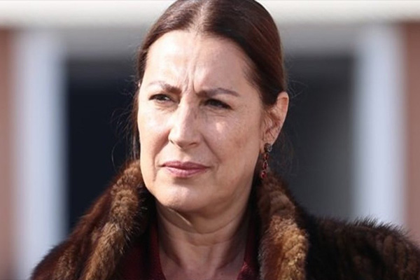 ADAYLIK SEÇİMİNİN ADALETLİ YAPILMADIĞINA İNANIYORUM |  TV100'den Birsen Altuntaş'ın haberine göre oyuncu Vahide Perçin, "Adaylık seçiminin uzun zamandır adaletli yapılmadığına inandığım için adaylıktan çekiliyorum" ifadelerini kullandı.