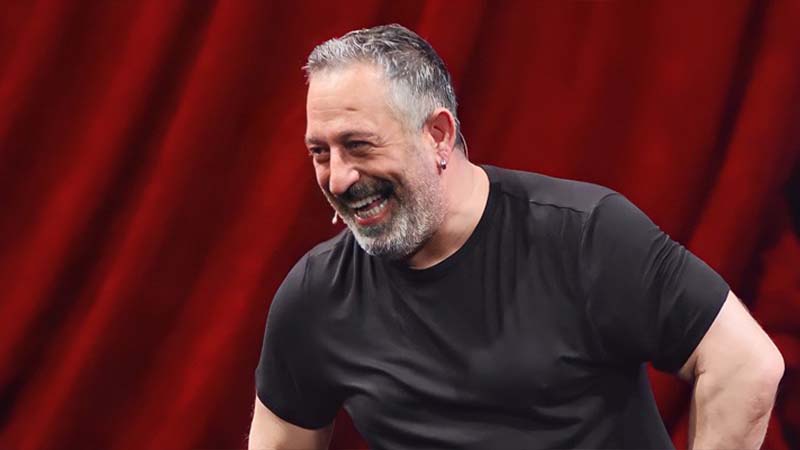 Cem Yılmaz, "Aşk hayatınızda kimse var mı?" sorusuna ise esprili bir yanıt verdi. 