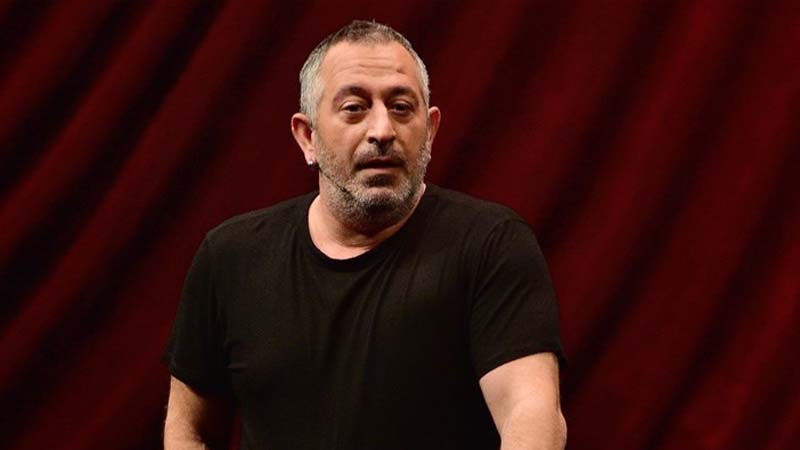 Ünlü komedyen, "Bakayım... Üzerimde şu an aşk yok" diyerek kahkaha attı.