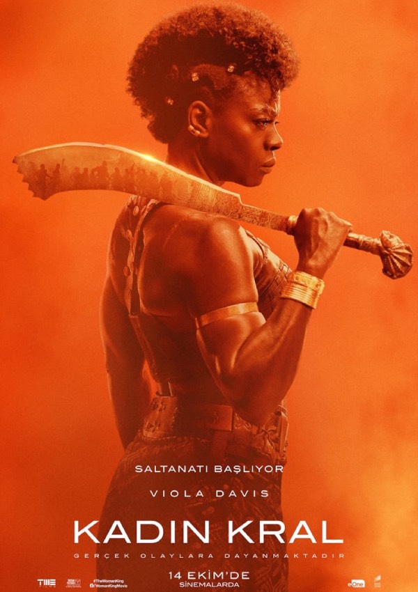 The Woman King: 17. yüzyılın sonlarından 19. yüzyılın sonlarına kadar varlığını sürdüren, özellikle 18. yüzyıldan itibaren Batı Afrika'nın güçlü devletlerinden biri hâline gelen Dahomey Krallığı'nın tamamı kadın savaşçılardan oluşan ordu birimi Agojie'nin, bir başka deyişle Afrikalı Amazonların gerçek hikâyesini anlatıyor.  Film, 1800’lerde Dahomey Afrika Krallığı’nı dünyanın şimdiye kadar hiç görmediği beceri ve vahşilikle koruyan, tamamı kadınlardan oluşan askeri alay Agojie’nin olağanüstü hikâyesidir. Gerçek olaylardan esinlenen Kadın Kral, General Nanisca'nın yeni nesil askerleri eğitip; onları, hayatlarını yerle bir etmeye çalışan düşmanlarla savaşmaya hazırlarken yaşadığı duygu dolu destansı yolculuğunu izleyiciye sunuyor.