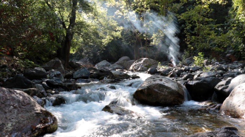 Karaçay Şelalesi Ekoturizm Alanı (Osmaniye)  Amanos Dağları’nda yer alan Karaçay Şelalesi Ekoturizm Alanı’nda fotoğrafçılık, yürüyüş, doğa turizmi, doğa sporları ve bilimsel tur gibi pek çok aktivite yapılabiliyor. Ekoturizm alanı coğrafi konumu kadar antik kalıntılarıyla da görülmeye değer.