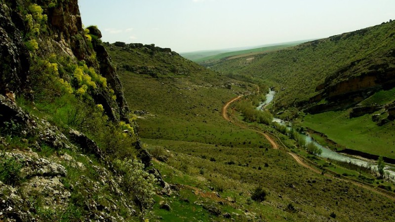 Ambar Vadisi Ekoturizm Alanı (Diyarbakır)   Kanyonları, kayalıkları ile dağcılar için benzersiz bir bölge olan Ambar Vadisi Ekoturizm Alanı, Diyarbakır’da yer alıyor. Ormanları ve yüksek dağ çayırlarıyla zengin bir bitki örtüsüne de sahip olan Ambar Vadisi’ni ziyaret edenler dağ bisikleti, doğa turizmi, fotoğrafçılık ve bilimsel tur gibi aktiviteler yapabiliyor.