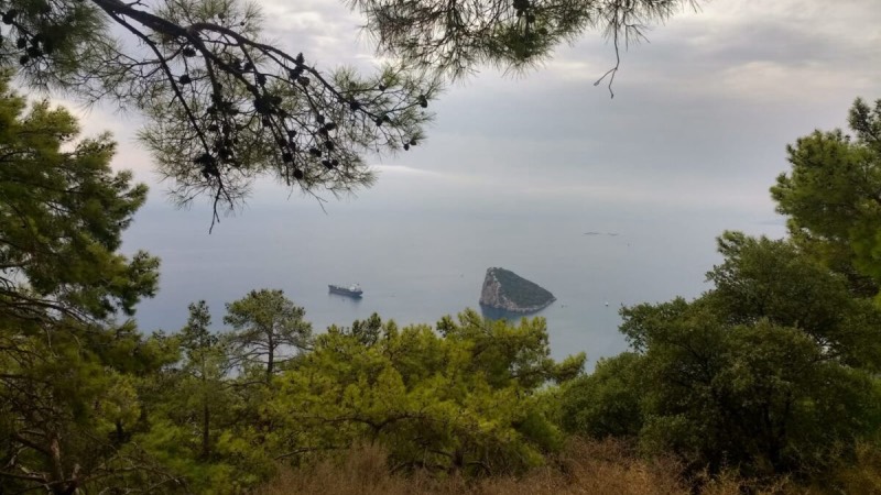 Topçu Yolu Ekoturizm Alanı (Antalya)   Tarihi çağlardan kalma lahitler, su kuyuları ve sarnıçların da yer aldığı Topçu Yolu Ekoturizm Alanı’nda yaklaşık 29 kilometre uzunluğunda bir yürüyüş parkuru bulunuyor. Parkı ziyaret edenler fotoğrafçılık, yürüyüş, doğa turizmi ve doğa sporları gibi aktiviteler yapabiliyor.   