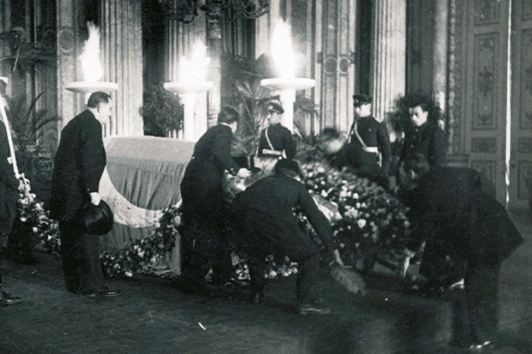 Atatürk'ün naaşı 16 Kasım çarşamba günü Dolmabahçe Sarayı'nın muayede salonunda üzeri Türk bayrağına sarılmış şekilde katafalka konuldu ve Başbakan Celal Bayar eşliğinde saygı geçidi başladı