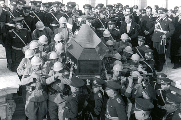 Atatürk'ün naaşı, 19 Kasım 1938 cumartesi sabahı Prof. Dr. Şerafettin Yaltkaya tarafından cenaze namazının kılınmasının ardından 12 generalin omzunda sarayın dış kapısına çıkarıldı