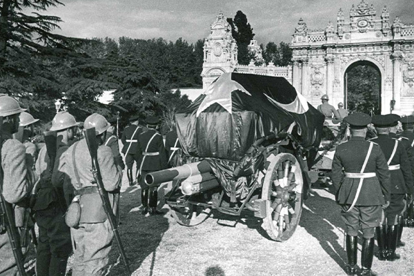 Halk cenazeyi görebilmek ve Atatürk'e son kez veda edebilmek amacıyla geçiş güzergahını doldurdu