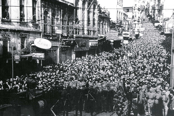 Cenaze konvoyu, Fındıklı, Tophane, Karaköy, Galata Köprüsü, Eminönü, Bahçekapı, Sirkeci ve Gülhane Parkı hattı üzerinden Sarayburnu'na doğru yol aldı