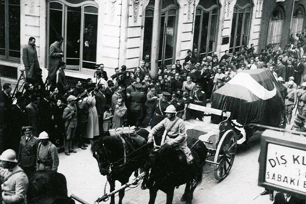 Atatürk'ün cenaze törenine katılmak için gelen kalabalığın artmasından dolayı yaralananlar da oldu.