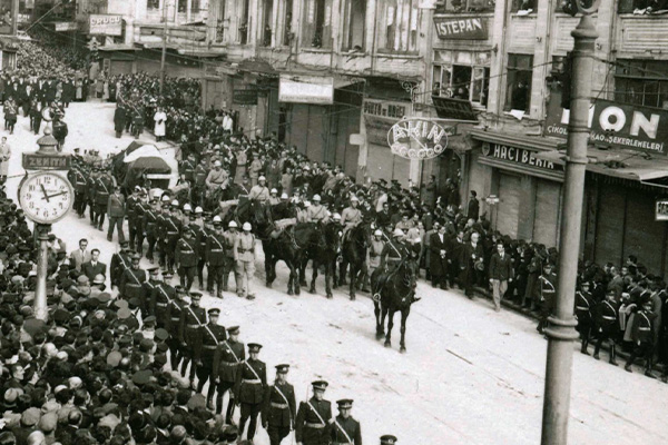 ATA'YA SON VEDA: ATATÜRK'ÜN CENAZE TÖRENİNDEN KARELER...