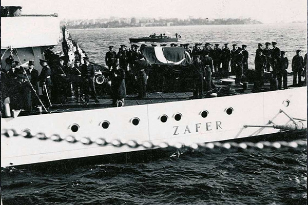 Zafer Torpidosu, Atatürk'ün naaşını Yavuz Zırhlısı'na nakletmek üzere yola çıktı