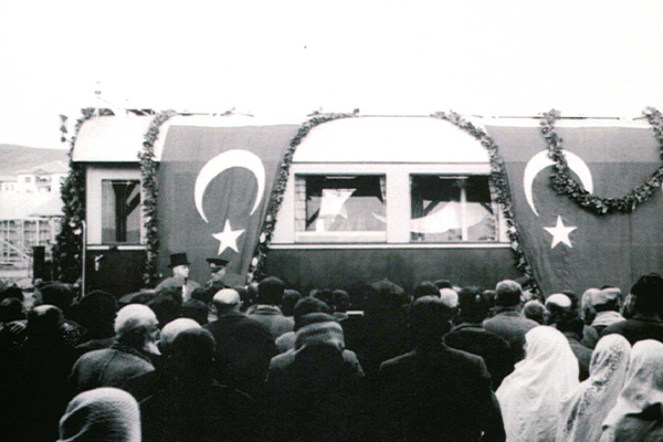 Cumhuriyet’in kurucusunun naaşı trenle başkent Ankara’ya götürüldü.